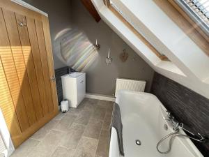 Bilik mandi di Sally Hall Large central Portland home +49 gambar