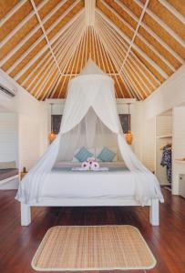 a bed with a canopy in a room at Shrining Cottages Lembongan in Nusa Lembongan
