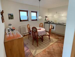 een keuken en eetkamer met een tafel en stoelen bij Ferienapartments im Hintergässel in Sankt Martin