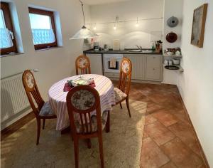 - une cuisine et une salle à manger avec une table et des chaises dans l'établissement Ferienapartments im Hintergässel, à Sankt Martin