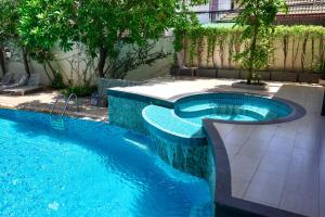 una piscina in un cortile con piscina blu di HOMY COZY by PRS a Pattaya Sud