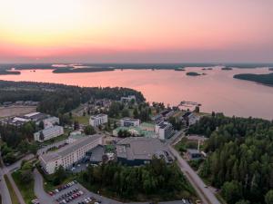 イマトラにあるHoliday Club Saimaa Superior Apartmentsの水面の横の建物の空中