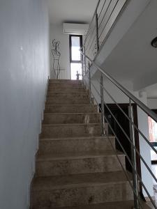 una escalera en una casa con escalera en CASA DELIA en Clinceni