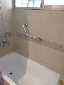 Et badeværelse på Hermoso Departamento + 1 billede