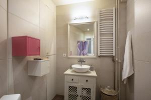 een badkamer met een wastafel en een spiegel bij Little gem 2 mins from Acropolis Museum in Athene