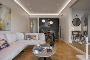 - un salon avec un canapé blanc et une table dans l'établissement Chic central Athens apartment at Mavilli Sq., à Athènes