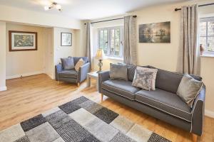 uma sala de estar com um sofá e duas cadeiras em Host & Stay - Kingfisher Cottage em Levisham