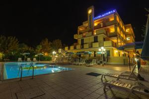 グロッタンマーレにあるHotel Costazzurraの夜間のスイミングプール付きのホテル