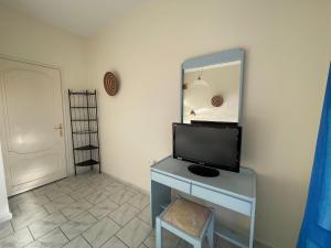 TV a/nebo společenská místnost v ubytování Tersanas Beach Apartments