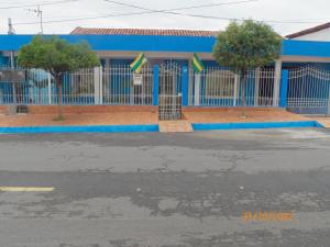 クイアバにあるHostel Aconchego do Lar - CPA 1の青白の建物
