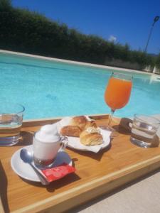 Zumpano的住宿－B&B Menna Vence，一张桌子,早餐包括咖啡、羊角面包和饮料
