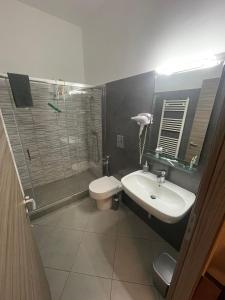 een badkamer met een toilet, een wastafel en een douche bij B&B Menna Vence in Zumpano