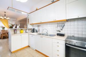 kuchnia z białymi szafkami i zlewem w obiekcie Port Apartment w Chanii +14 zdjęć