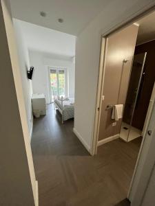レッジョ・ディ・カラブリアにあるCasual Stay Pentimeleの廊下(鏡付)、バスルームが備わる客室です。