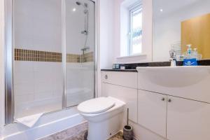 Ένα μπάνιο στο Luxurious Cosy 4BR Home Cheshire +27 φωτογραφίες