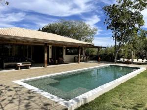una piscina en el patio trasero de una casa en Casa Saravabien em Trancoso, Bahia, en Trancoso