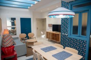 - un salon avec un canapé et une table dans l'établissement Smartr Sevilla Las Dueñas, à Séville
