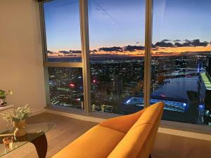een woonkamer met uitzicht op de stad vanuit een raam bij Melbourne CBD Apt with Free Car Park Ocean View in Melbourne