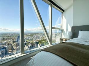 Postel nebo postele na pokoji v ubytování Melbourne CBD Apt with Free Car Park Ocean View + 25 fotografií
