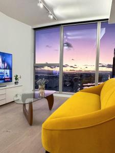 TV a/nebo společenská místnost v ubytování Melbourne CBD Apt with Free Car Park Ocean View