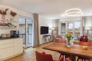 een keuken en een woonkamer met een tafel en stoelen bij Apartment zum Genießen in Garmisch-Partenkirchen