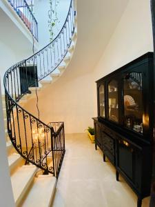 Fotografie z fotogalerie ubytování Rooftop Heated Jacuzzi, Fireplace, A Unique Home! v destinaci Żebbuġ