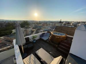 Balkón nebo terasa v ubytování Rooftop Heated Jacuzzi, Fireplace, A Unique Home!