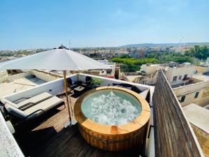 Balkón nebo terasa v ubytování Rooftop Heated Jacuzzi, Fireplace, A Unique Home!