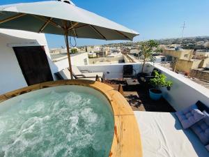 Balkón nebo terasa v ubytování Rooftop Heated Jacuzzi, Fireplace, A Unique Home!