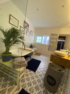 Fotografie z fotogalerie ubytování Rooftop Heated Jacuzzi, Fireplace, A Unique Home! v destinaci Żebbuġ