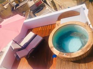 Fotografie z fotogalerie ubytování Rooftop Heated Jacuzzi, Fireplace, A Unique Home! v destinaci Żebbuġ
