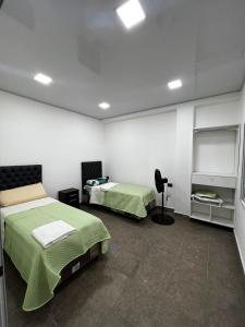 um quarto com duas camas num quarto em EDIFICIO BETEL em Salvador Mazza
