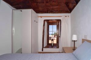 プンタゴルダにあるCasa Demetria La Palmaのベッドルーム1室(ベッド1台、鏡、窓付)