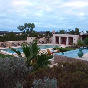 une villa avec une piscine dans une cour dans l'établissement Villa des Hauts Mogador, à Essaouira