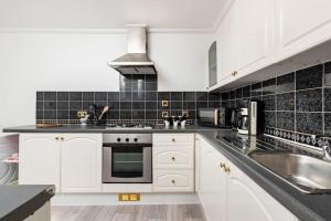 Η κουζίνα ή μικρή κουζίνα στο One bedroom duplex apartment located in cowley.
