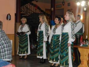 un grupo de mujeres con ropa tradicional de pie en una habitación en Hotel Fortetsya, en Slavske