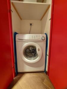 - Lavadora y secadora en una habitación pequeña en Appartamento 3 Cuori en Terni