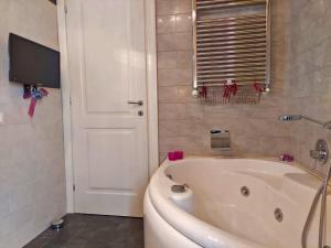 baño con bañera blanca y ventana en Appartamento 3 Cuori en Terni