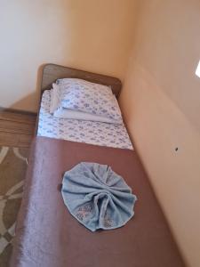 1 dormitorio pequeño con 2 camas en una habitación en Готель АС Ясіня en Yasinya