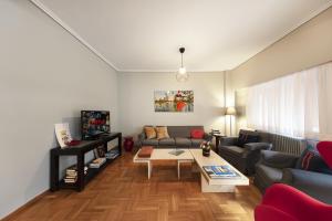 Televízia a/alebo spoločenská miestnosť v ubytovaní Spacious 3 Bedroom apt near Acropolis museum
