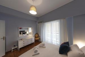 Łóżko lub łóżka w pokoju w obiekcie Spacious 3 Bedroom apt near Acropolis museum