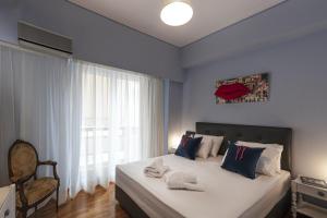 Łóżko lub łóżka w pokoju w obiekcie Spacious 3 Bedroom apt near Acropolis museum