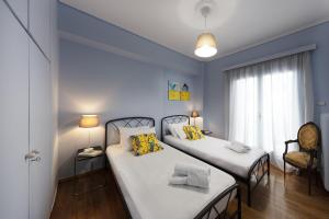 Säng eller sängar i ett rum på Spacious 3 Bedroom apt near Acropolis museum