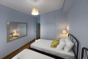 Łóżko lub łóżka w pokoju w obiekcie Spacious 3 Bedroom apt near Acropolis museum