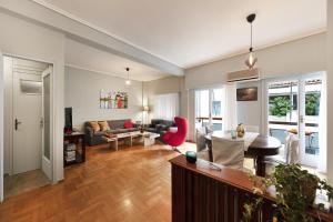 Posedenie v ubytovaní Spacious 3 Bedroom apt near Acropolis museum
