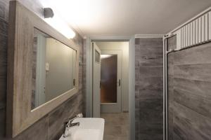 Kúpeľňa v ubytovaní Spacious 3 Bedroom apt near Acropolis museum + 16 fotografií
