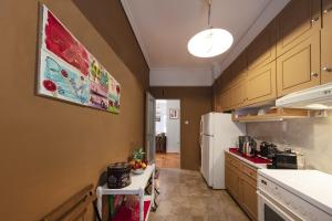 Kuchnia lub aneks kuchenny w obiekcie Spacious 3 Bedroom apt near Acropolis museum