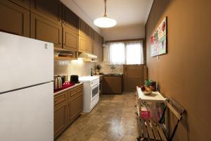 Kuchnia lub aneks kuchenny w obiekcie Spacious 3 Bedroom apt near Acropolis museum
