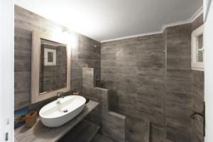 Łazienka w obiekcie Spacious 3 Bedroom apt near Acropolis museum