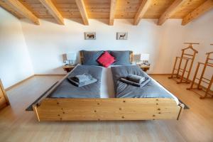 Cette chambre comprend un grand lit et du parquet. dans l'établissement Appartement Alpenliebe, à Bichlbach